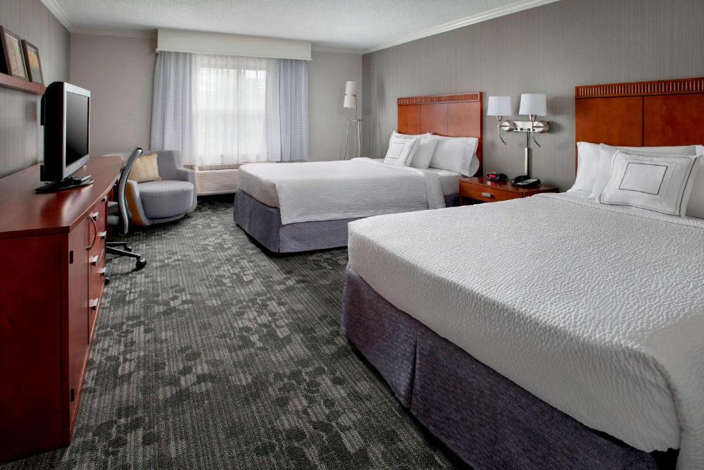 Guestroom Two Doubles interior