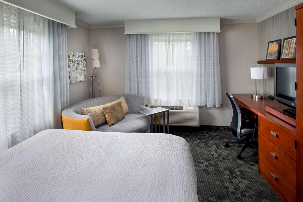 Guestroom Queen interior