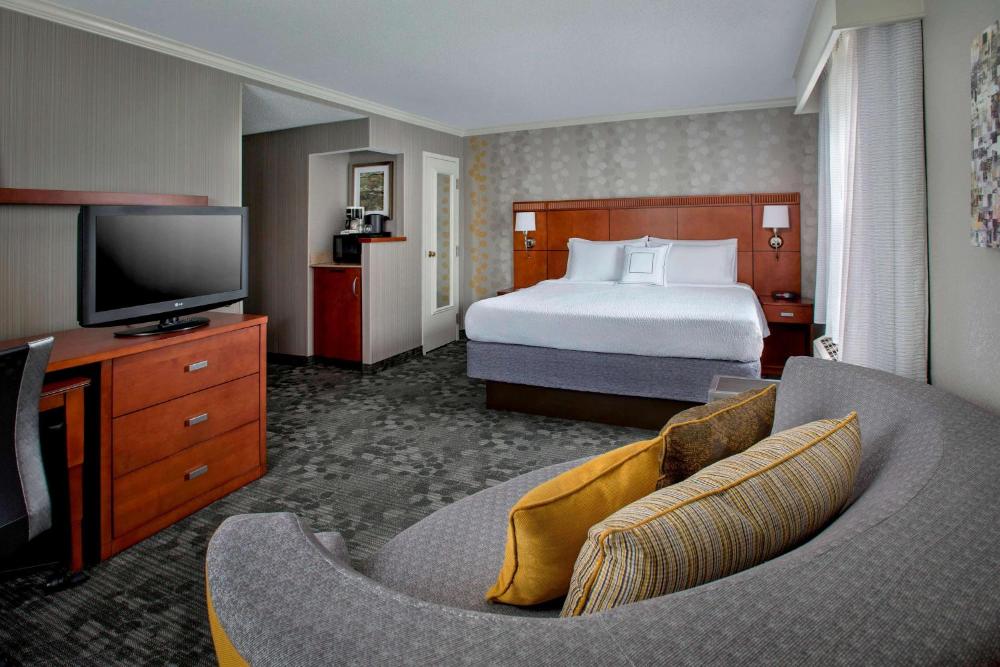 Deluxe King Guestroom interior